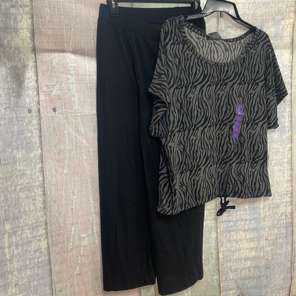 - Brand new with tags Woman’s Madison Park-Signature 2 piece lounge set. S… - Picture 3 of 12